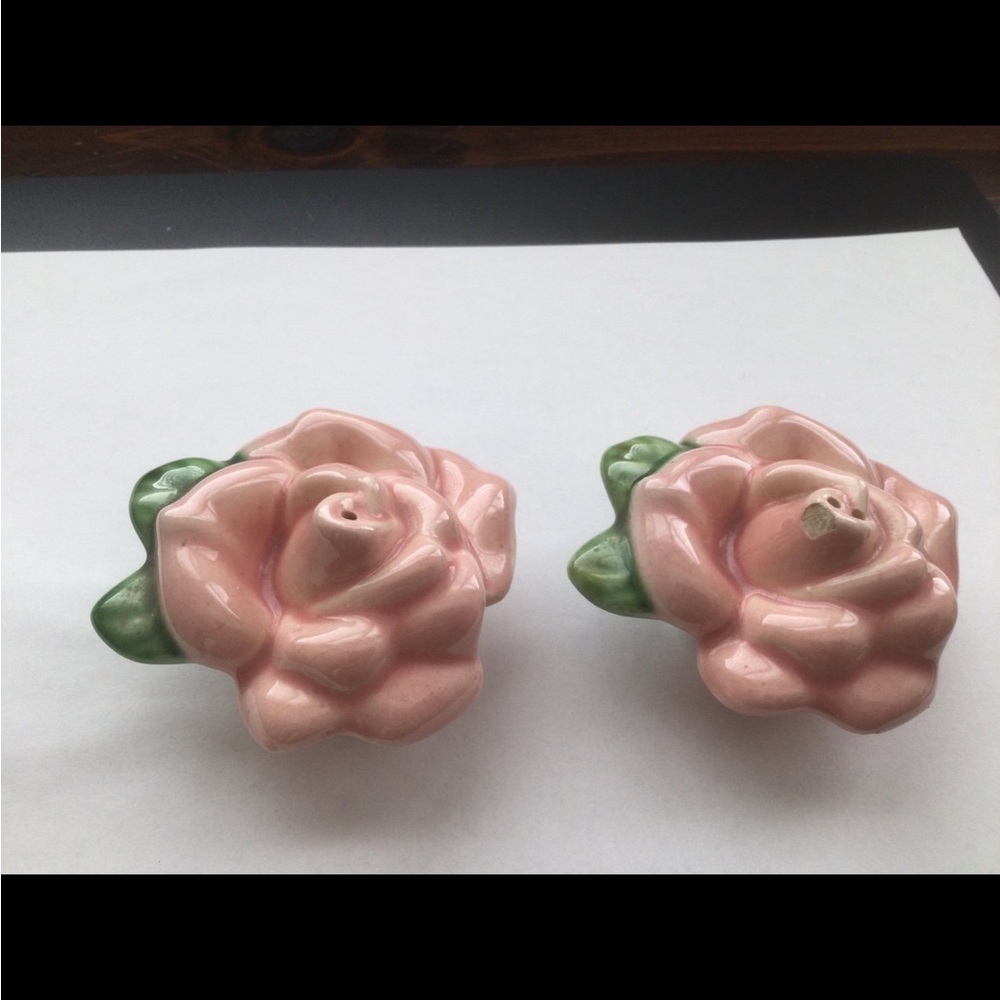 Vintage 1940's Flower Salt and Pepper Shakers.  One has a chip.  No corks.
